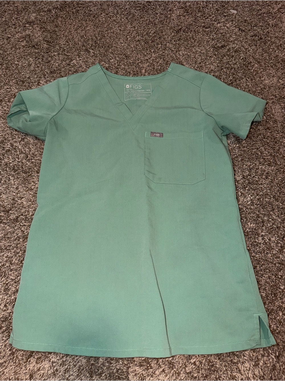 FIGS women’s Catarina scrub top in sea foam green xxs